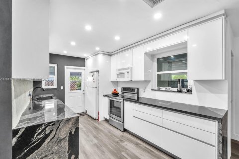 Casa en venta en North Miami, Florida, 3 dormitorios, 141.86 m2 № 1977078 - foto 3