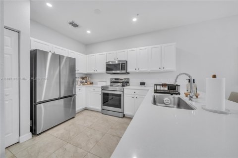 Condo in Miami, Florida, 3 bedrooms  № 1944971 - photo 4