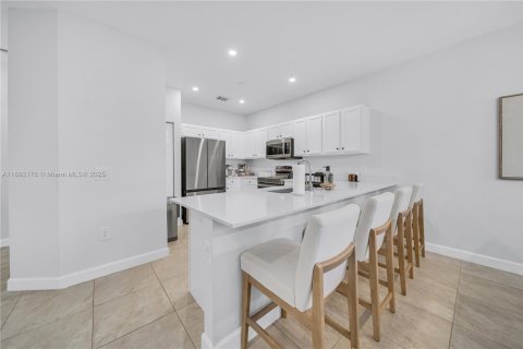 Condo in Miami, Florida, 3 bedrooms  № 1944971 - photo 3