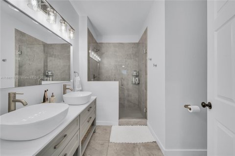 Condo in Miami, Florida, 3 bedrooms  № 1944971 - photo 15