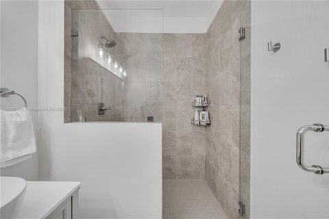 Condo in Miami, Florida, 3 bedrooms  № 1944971 - photo 17