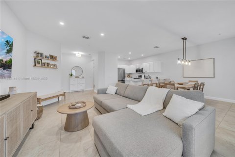 Condo in Miami, Florida, 3 bedrooms  № 1944971 - photo 1