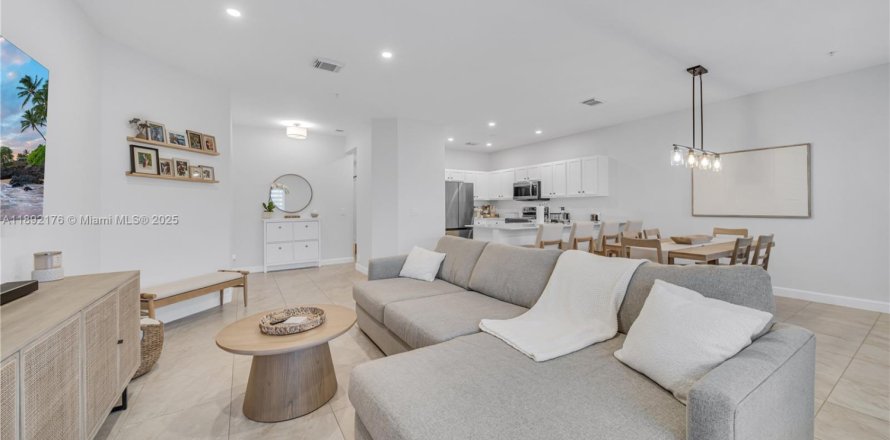 Condo in Miami, Florida, 3 bedrooms № 1944971