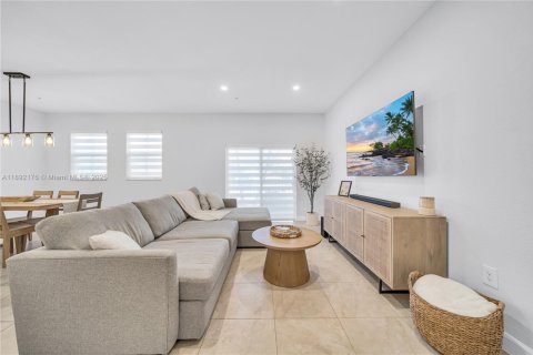 Condo in Miami, Florida, 3 bedrooms  № 1944971 - photo 2