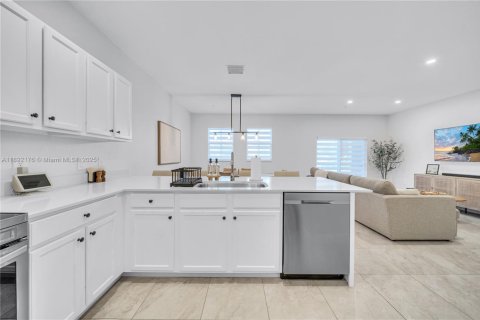 Condo in Miami, Florida, 3 bedrooms  № 1944971 - photo 5