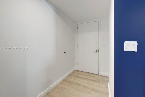 Condo in Miami, Florida, 1 bedroom  № 2063652 - photo 30