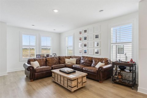 Townhouse in Winter Garden, Florida 3 bedrooms, 192.49 sq.m. № 2376844 - photo 12
