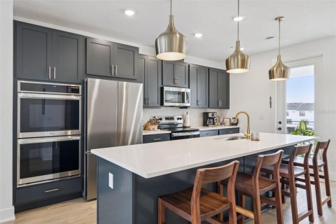 Townhouse in Winter Garden, Florida 3 bedrooms, 192.49 sq.m. № 2376844 - photo 18