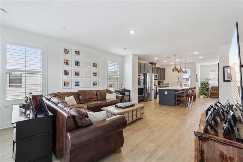 Townhouse in Winter Garden, Florida 3 bedrooms, 192.49 sq.m. № 2376844 - photo 3
