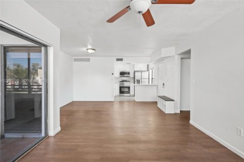 Copropriété à vendre à Pembroke Pines, Floride: 2 chambres, 79.9 m2 № 2412205 - photo 18