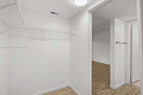 Copropriété à vendre à Pembroke Pines, Floride: 2 chambres, 79.9 m2 № 2412205 - photo 24