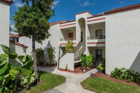Copropriété à vendre à Pembroke Pines, Floride: 2 chambres, 79.9 m2 № 2412205 - photo 9