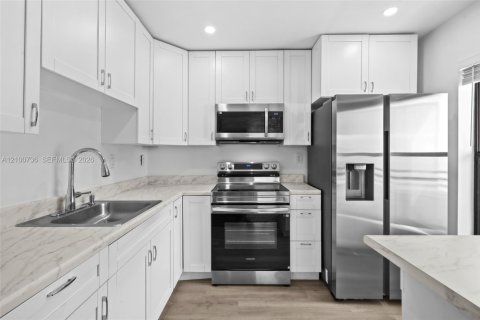 Copropriété à vendre à Pembroke Pines, Floride: 2 chambres, 79.9 m2 № 2412205 - photo 15