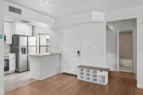 Copropriété à vendre à Pembroke Pines, Floride: 2 chambres, 79.9 m2 № 2412205 - photo 19
