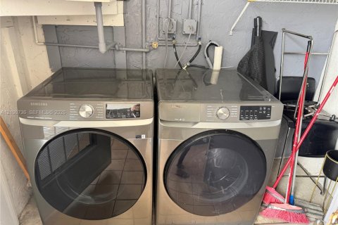 Copropriété à vendre à Pembroke Pines, Floride: 2 chambres, 79.9 m2 № 2412205 - photo 27
