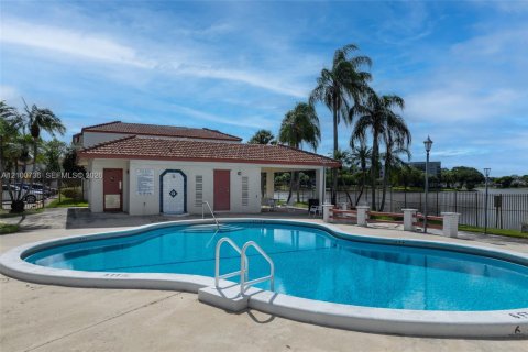Copropriété à vendre à Pembroke Pines, Floride: 2 chambres, 79.9 m2 № 2412205 - photo 2