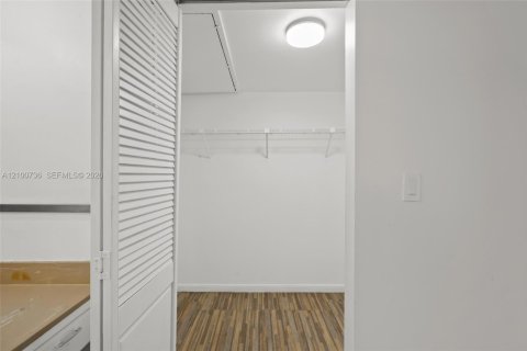 Copropriété à vendre à Pembroke Pines, Floride: 2 chambres, 79.9 m2 № 2412205 - photo 23