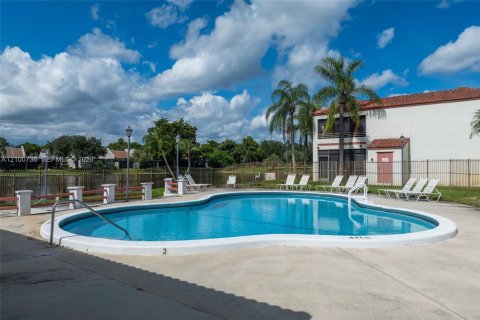 Copropriété à vendre à Pembroke Pines, Floride: 2 chambres, 79.9 m2 № 2412205 - photo 3