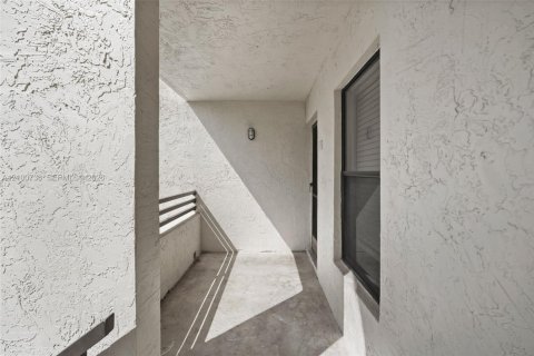 Copropriété à vendre à Pembroke Pines, Floride: 2 chambres, 79.9 m2 № 2412205 - photo 12