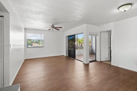 Copropriété à vendre à Pembroke Pines, Floride: 2 chambres, 79.9 m2 № 2412205 - photo 13