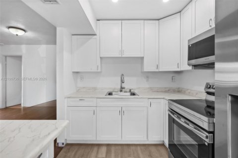 Copropriété à vendre à Pembroke Pines, Floride: 2 chambres, 79.9 m2 № 2412205 - photo 16