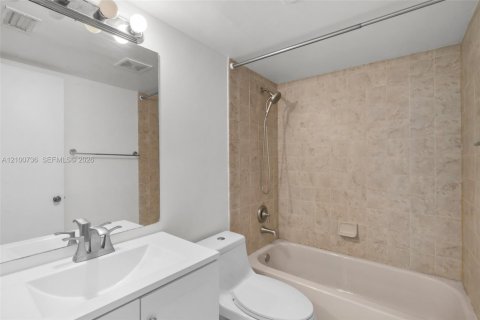 Copropriété à vendre à Pembroke Pines, Floride: 2 chambres, 79.9 m2 № 2412205 - photo 25