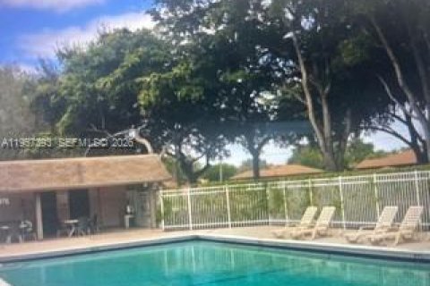 Condo in Sunrise, Florida, 2 bedrooms  № 2011285 - photo 17