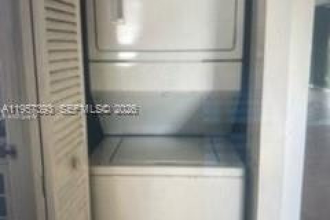 Condo in Sunrise, Florida, 2 bedrooms  № 2011285 - photo 7