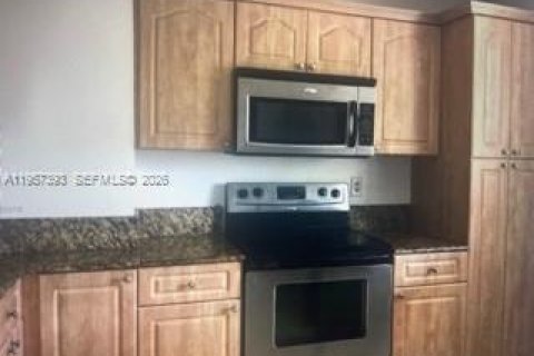 Condo in Sunrise, Florida, 2 bedrooms  № 2011285 - photo 3