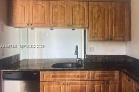 Condo in Sunrise, Florida, 2 bedrooms  № 2011285 - photo 5