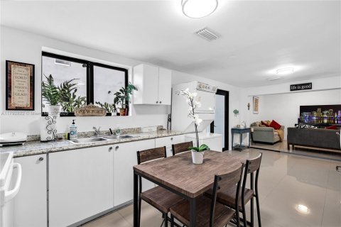 Casa en alquiler en Miami, Florida, 3 dormitorios, 87.79 m2 № 1938248 - foto 8