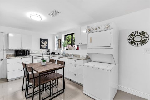 Casa en alquiler en Miami, Florida, 3 dormitorios, 87.79 m2 № 1938248 - foto 7