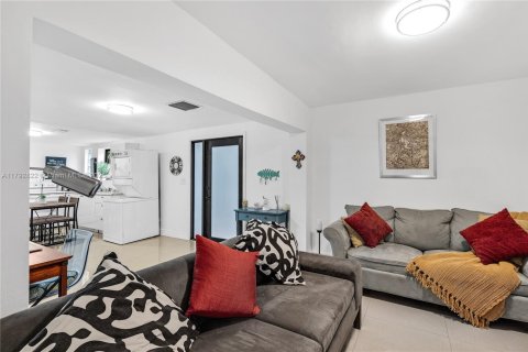 Casa en alquiler en Miami, Florida, 3 dormitorios, 87.79 m2 № 1938248 - foto 5