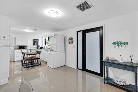 Casa en alquiler en Miami, Florida, 3 dormitorios, 87.79 m2 № 1938248 - foto 6