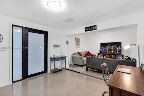 Casa en alquiler en Miami, Florida, 3 dormitorios, 87.79 m2 № 1938248 - foto 10