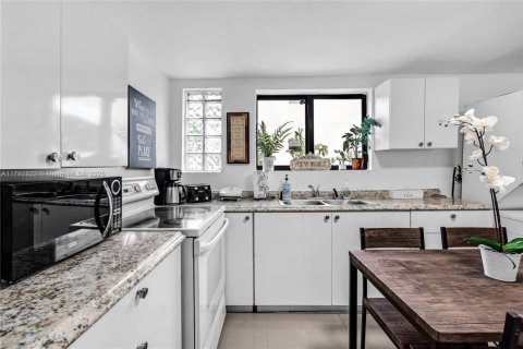 Casa en alquiler en Miami, Florida, 3 dormitorios, 87.79 m2 № 1938248 - foto 9