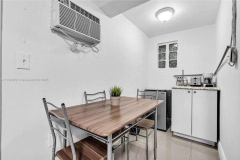 House in Miami, Florida 3 bedrooms, 87.79 sq.m. № 1938248 - photo 25