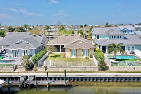 House in Apollo Beach, Florida 3 bedrooms, 189.71 sq.m. № 1556560 - photo 2