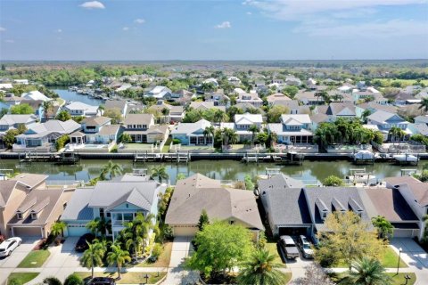 House in Apollo Beach, Florida 3 bedrooms, 189.71 sq.m. № 1556560 - photo 1