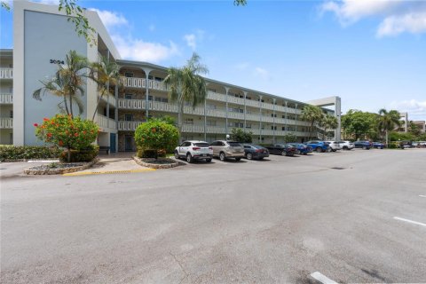 Condominio en venta en Coconut Creek, Florida, 2 dormitorios, 107.95 m2 № 2246572 - foto 10