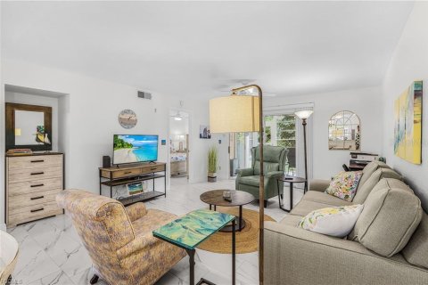 Condo in Fort Myers, Florida, 2 bedrooms  № 2117632 - photo 6