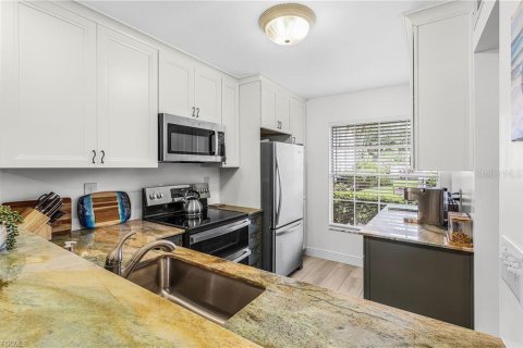 Condo in Fort Myers, Florida, 2 bedrooms  № 2117632 - photo 4