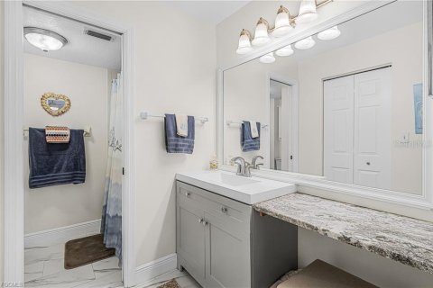 Condo in Fort Myers, Florida, 2 bedrooms  № 2117632 - photo 14