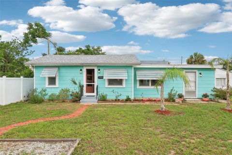 House in Tavares, Florida 2 bedrooms, 87.89 sq.m. № 1686403 - photo 1