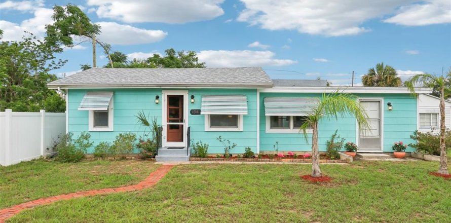 House in Tavares, Florida 2 bedrooms, 87.89 sq.m. № 1686403