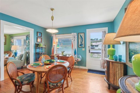 House in Tavares, Florida 2 bedrooms, 87.89 sq.m. № 1686403 - photo 5