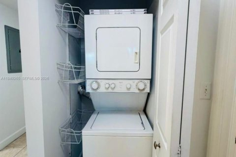 Condominio en alquiler en Coral Gables, Florida, 1 dormitorio, 72.09 m2 № 2005120 - foto 12