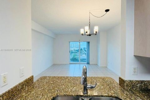 Condominio en alquiler en Coral Gables, Florida, 1 dormitorio, 72.09 m2 № 2005120 - foto 5