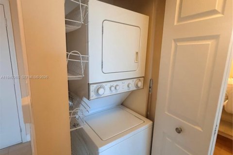 Снять в аренду кондоминиум в Корал-Гейблс, Флорида 1 спальня, 72.09м2, № 2005120 - фото 3