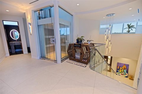 House in Treasure Island, Florida 5 bedrooms, 597.18 sq.m. № 1637705 - photo 29